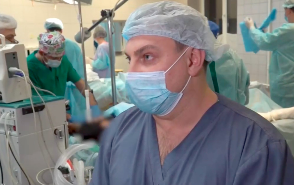«Это 11 операция за день только в этой операционной»: как работают врачи прифронтовых госпиталей