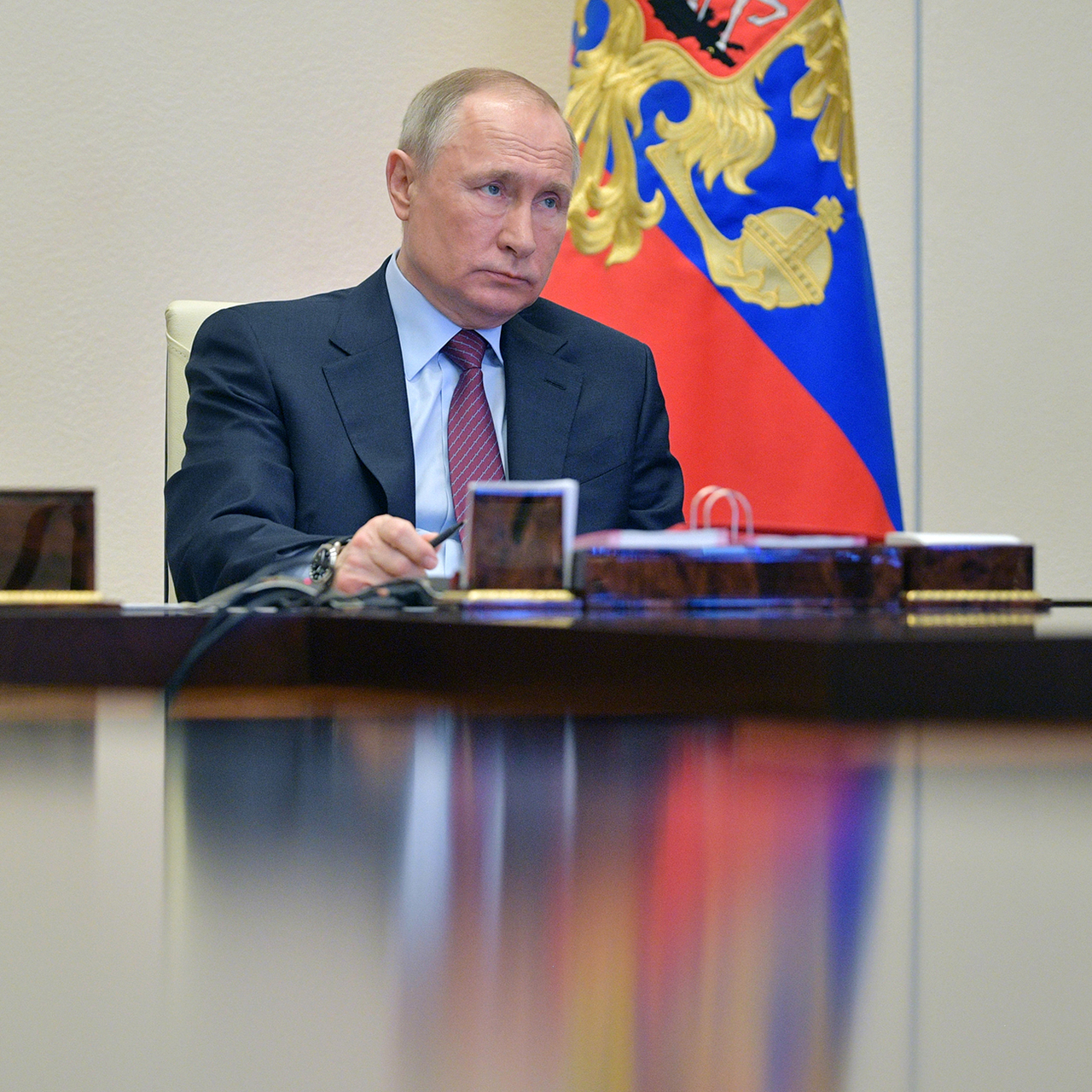 Путин поручил проиндексировать зарплаты медработников бюджетной сферы