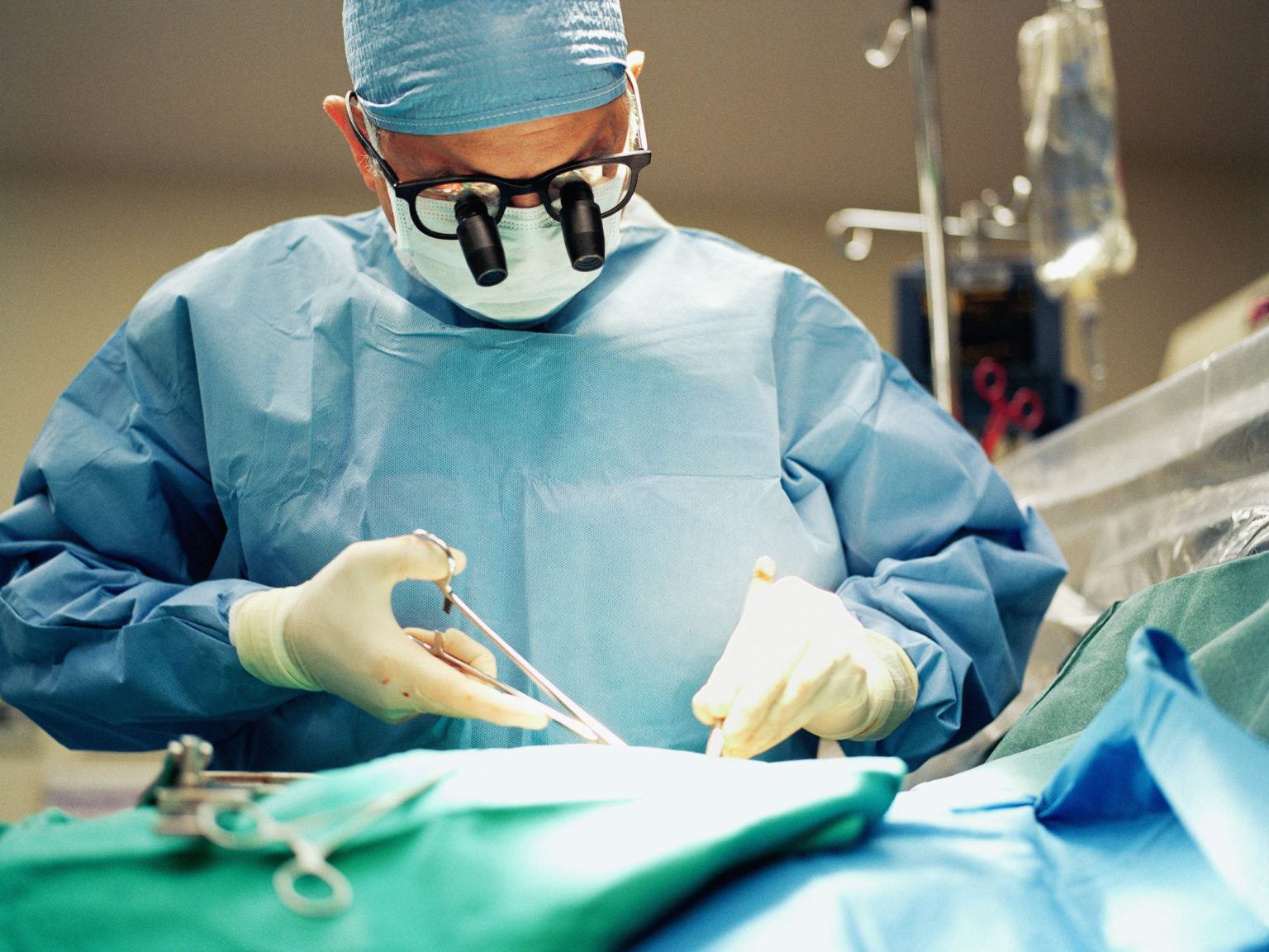 Правительство разрешило врачам работать анестезиологами, хирургами и травматологами после прохождения курсов 