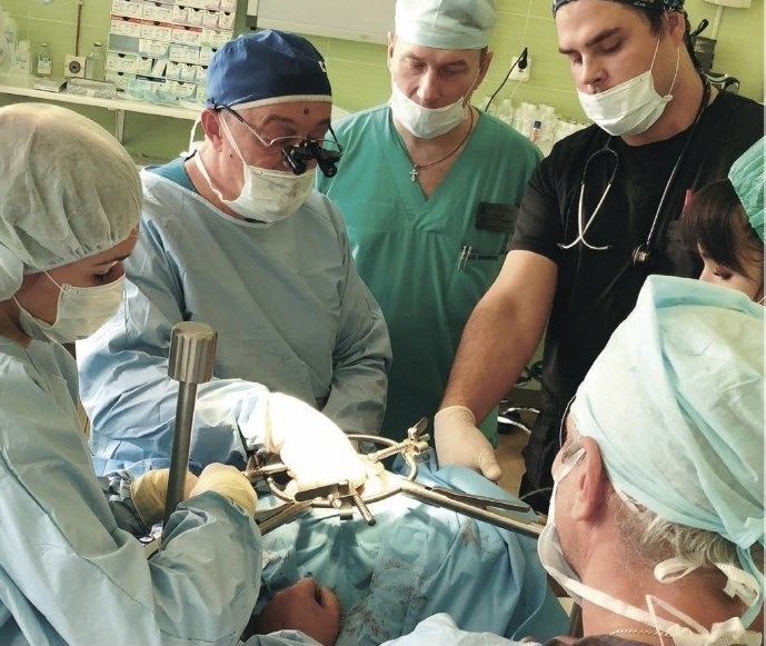 Петербургские врачи реконструировали пищевод и трахею ребёнку, проглотившему батарейку
