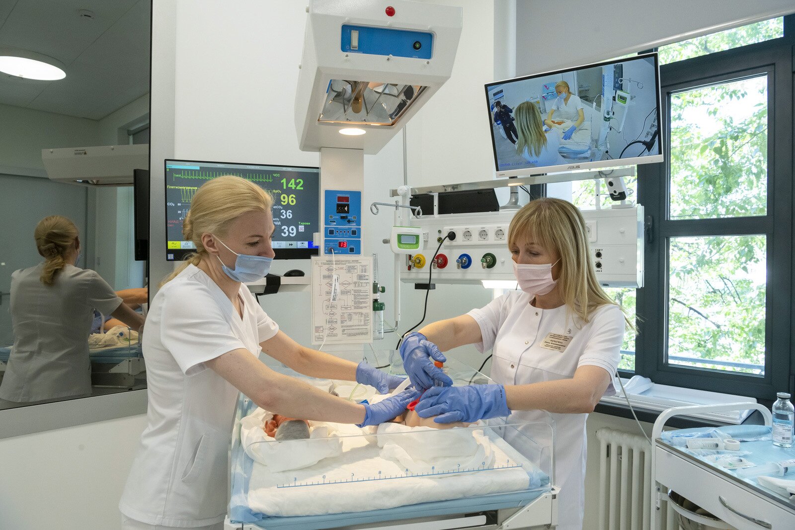 В сентябре 2021 года в Москве открылся Кадровый центр Депздрава для повышения квалификации и переподготовки  медработников городских больниц и поликлиник. В нём разработано свыше 40 программ повышения квалификации, установлено более 1,1 тысячи единиц высокотехнологичного симуляционного и медицинского оборудования. Эксперты создали 39,3 тысячи тестовых заданий для компьютерного тестирования, 1,7 тысячи заданий для оценки практических навыков и шесть тысяч ситуационных задач. Мэр столицы Сергей Собянин рассказал о работе организации.