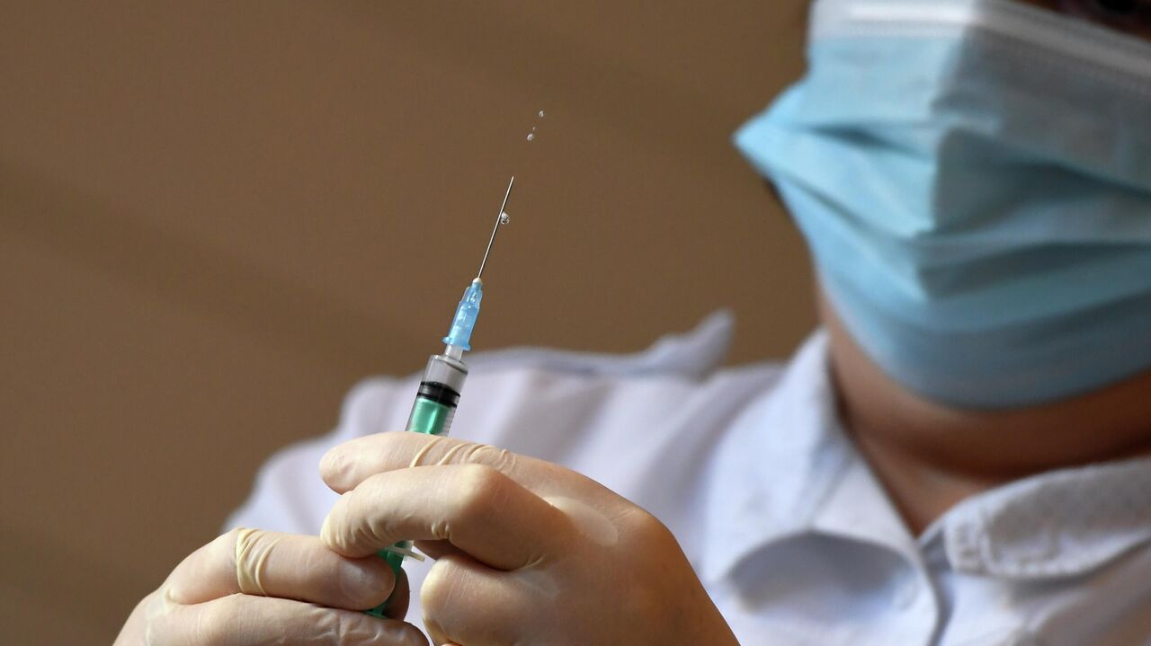 В Минздраве заявили об эффективности российских вакцин против штамма «кракен»