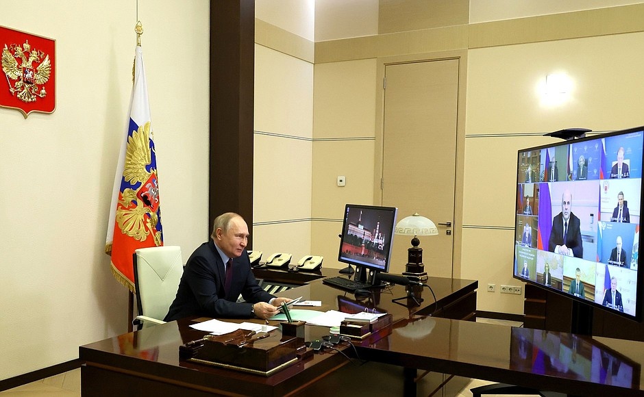 Путин поручил продумать меры поддержки для медработников новых территорий России