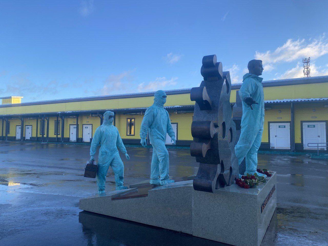В Нижнем Новгороде открыли памятник «Три врача» в честь медработников, борющихся с пандемией коронавируса