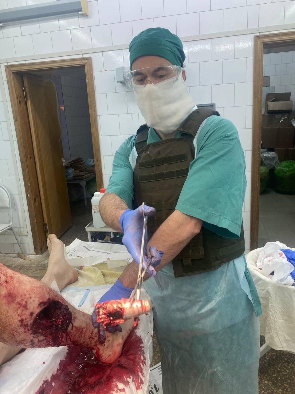 Оперировали в бронежилетах: в Белгородской области хирурги извлекли из ноги военного торцевой взрыватель мины