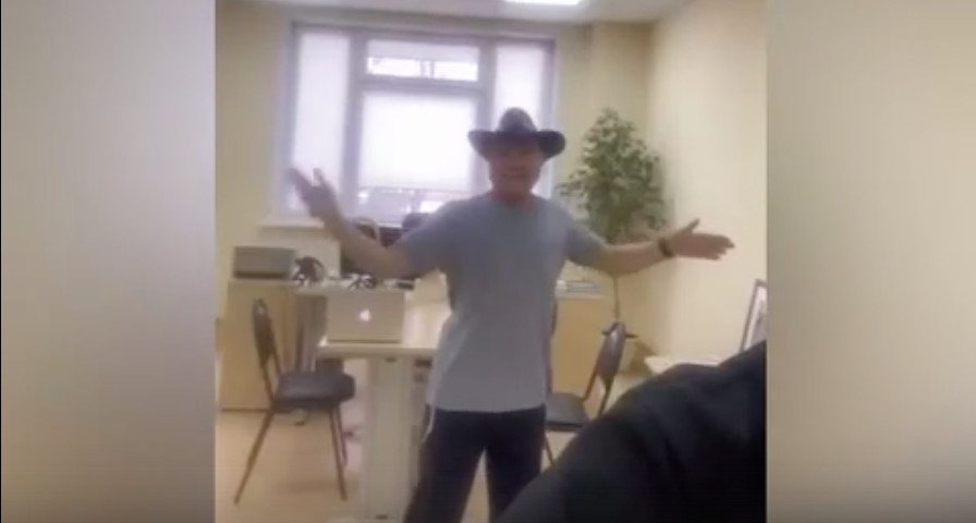 В Хакасии пациент отблагодарил своего хирурга танцем в его кабинете
