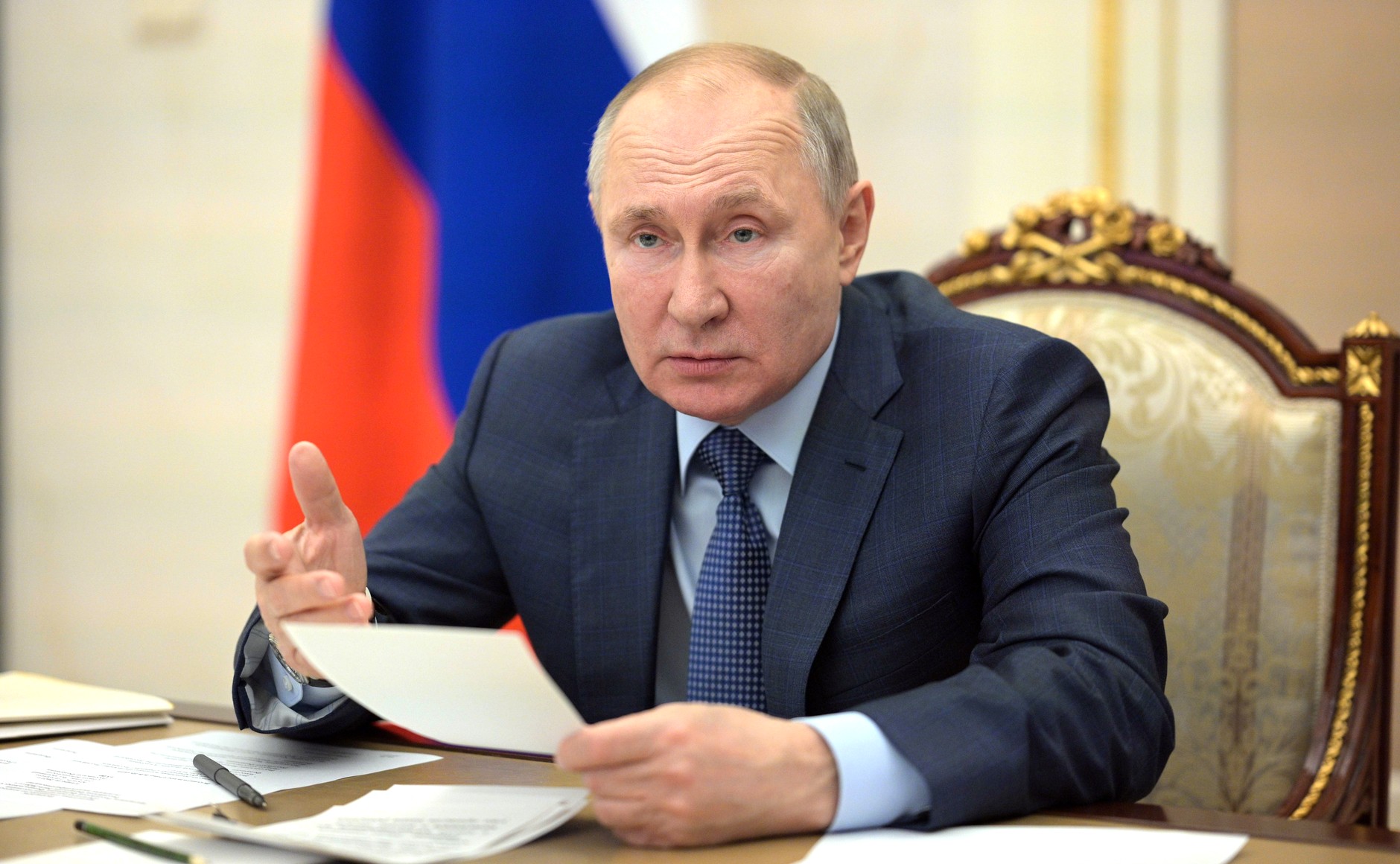 Путин установил предельную зарплату главы ФОМС