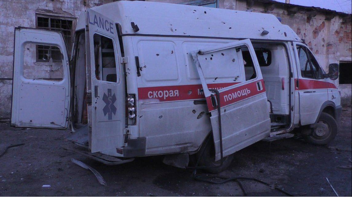 Украинские войска обстреляли Донецк, выпустив в общей сложности 35 снарядов. В Петровском районе города бригада скорой помощи прибыла на вызов пострадавшим от обстрела, однако попала под повторный. Фельдшер, санитар и водитель погибли сразу.