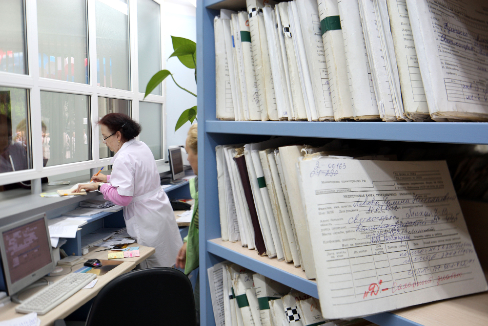 «Всего лишь кинул во врача медкарту», — в Воронежской области оглашен приговор пациенту, ударившему врача-хирурга медкартой по голове