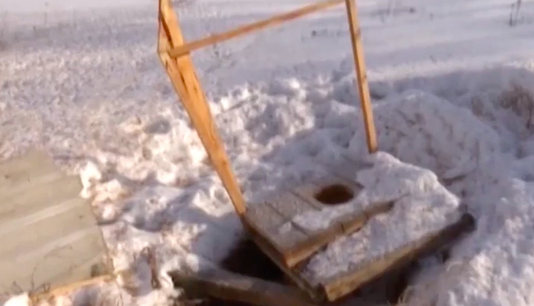 Будни сельской медицины — в Челябинской области местный житель украл деревянный туалет с территории ФАПа