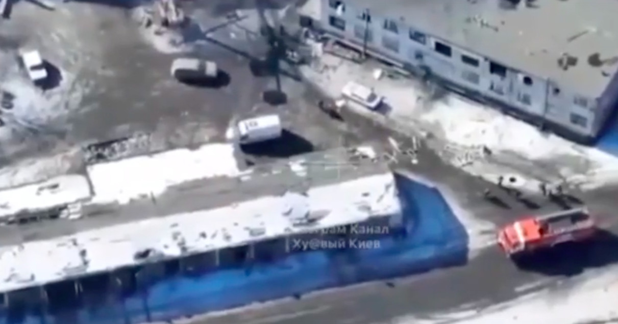 Опубликованы кадры ракетного удара ВСУ по машине скорой помощи в Донецке