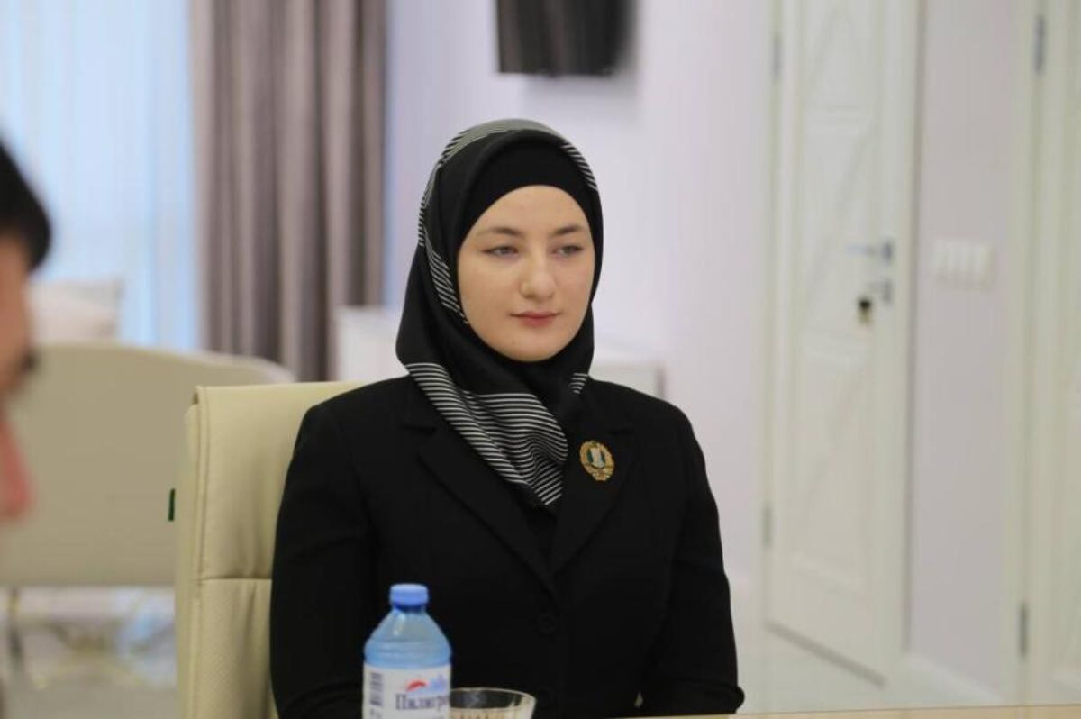 Дочери главы Чечни Хутмат вручили орден Кадырова за вклад в развитие медицины региона