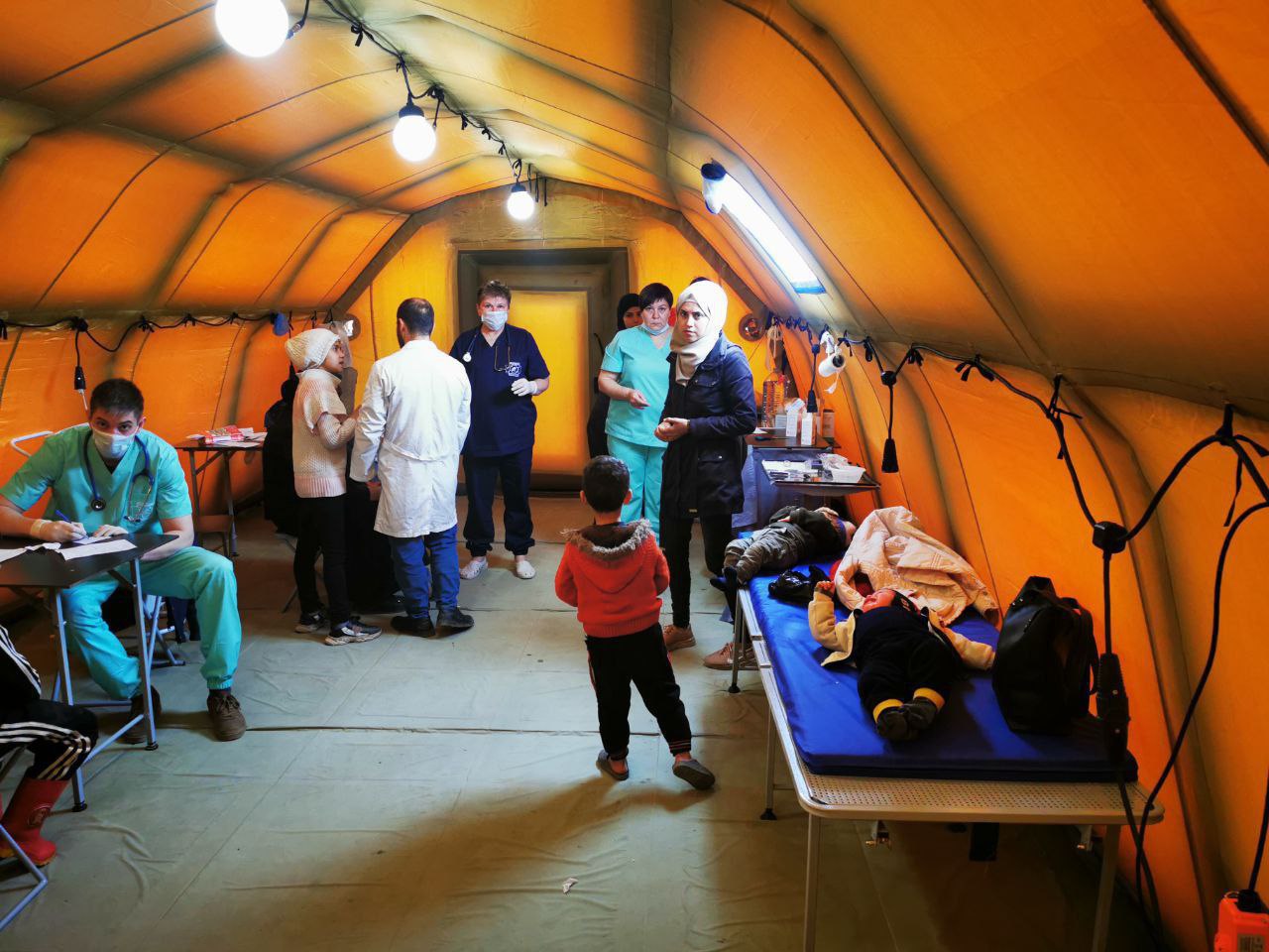 В городе Алеппо в Полевом многопрофильном госпитале Федерального центра медицины катастроф в течение недели ведут прием врачи более десяти специальностей из России.  За медпомощью обращаются и взрослые, и дети, которые после землетрясения длительное время жили и продолжают жить на улице. У более чем 500 осмотренных детей чаще всего диагностируют респираторные инфекции с осложнениями в виде бронхитов, пневмоний и отитов. У взрослых, число которых составляет почти 1000 человек, наряду с ОРЗ, часто встречаются обострения хронических заболеваний сердечно-сосудистой системы. 