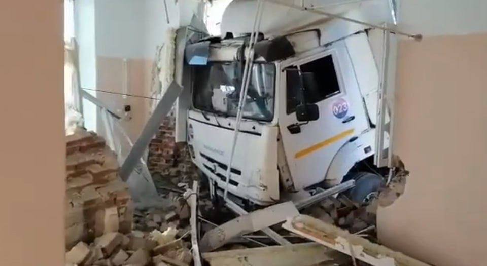 В Миассе грузовик влетел в здание поликлиники: разрушен кабинет физиотерапии