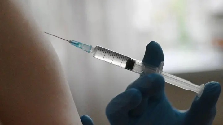 Роспотребнадзор поручил провести «подчищающую вакцинацию» от кори и дифтерии