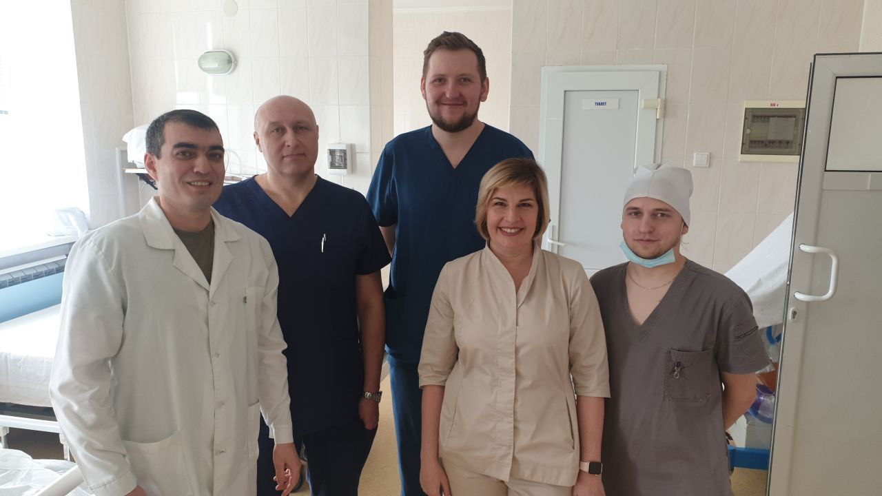 Донецкие хирурги в условиях ЦРБ сумели извлечь осколки из работающего сердца, а также печени и диафрагмы раненого пациента
