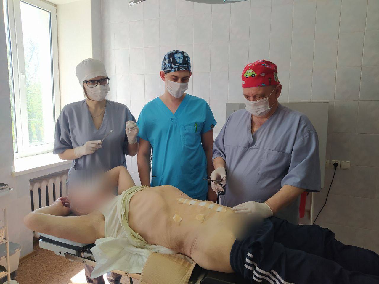 В Донецке хирурги успешно прооперировали «запущенного» пациента с зеркальным расположением органов, у которого развился перитонит 