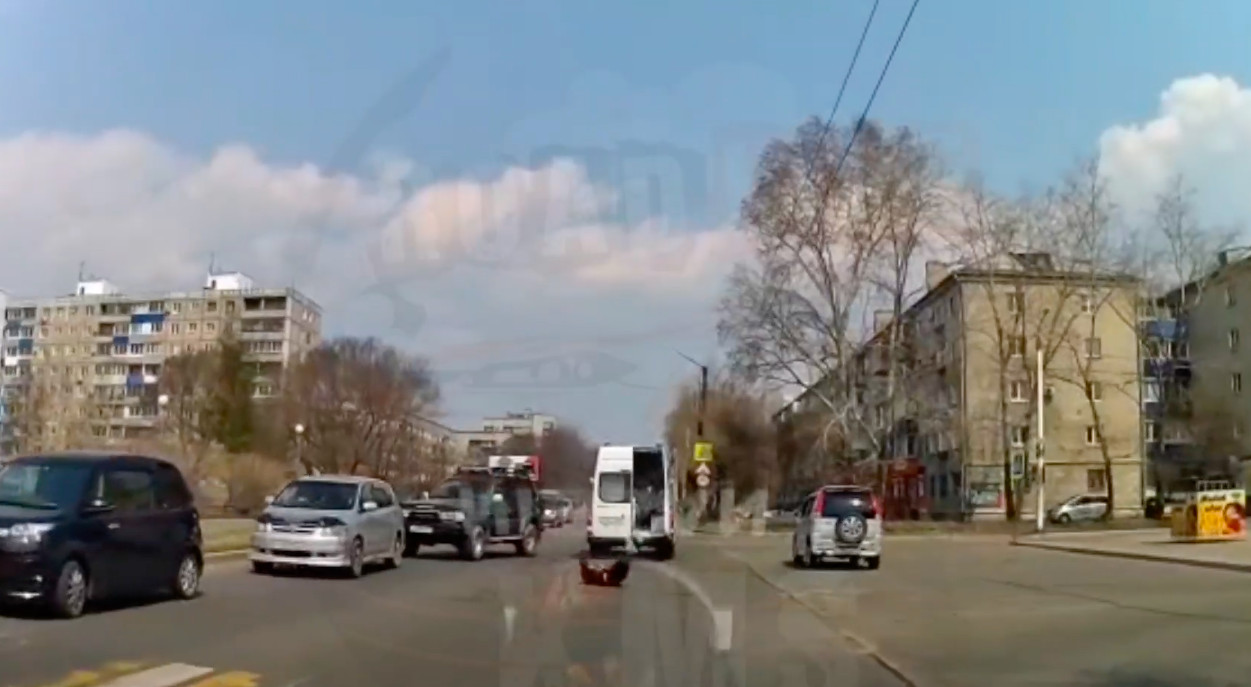 В Комсомольске-на-Амуре пациент, ехавший в «скорой» в сопровождении полиции, выпрыгнул из машины и убежал