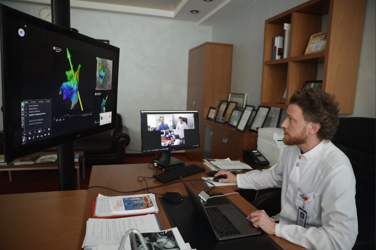 Кардиохирург клиники Мешалкина дистанционно выполнил операцию пациенту, который находился в Шанхае