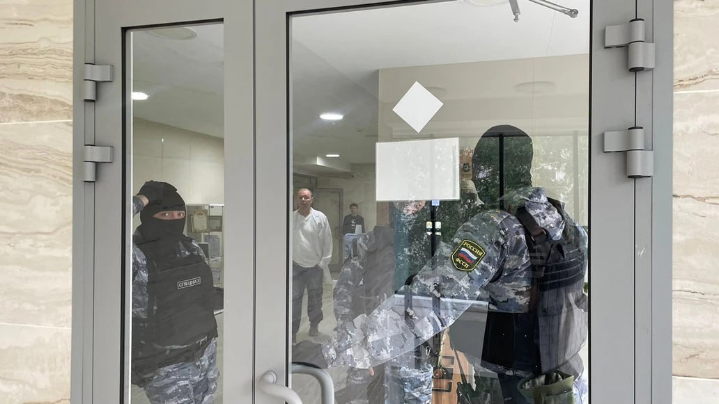 В Новосибирске силовики блокировали работу частной клиники  2