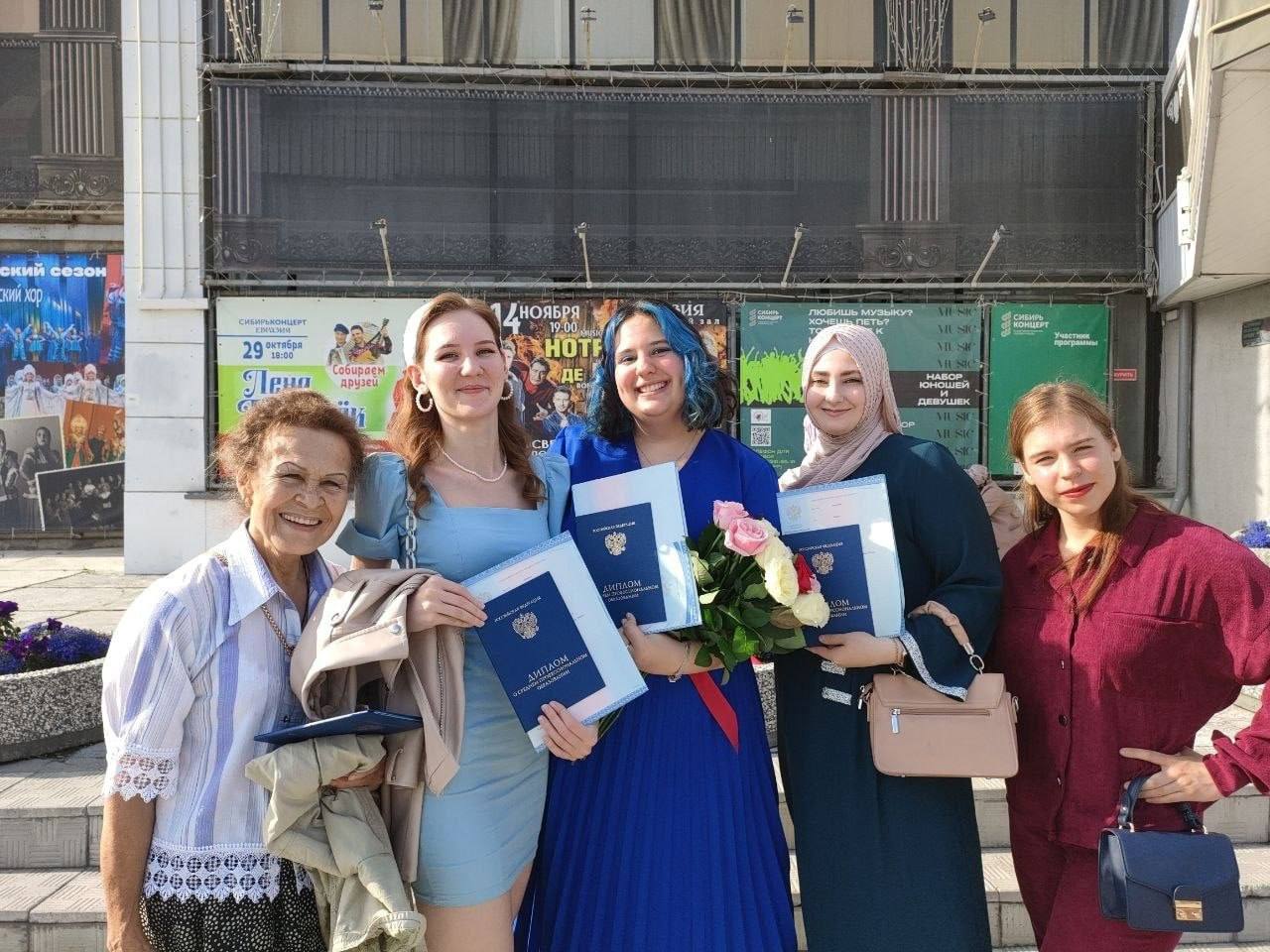 В Новосибирске диплом фельдшера получила 76-летняя выпускница