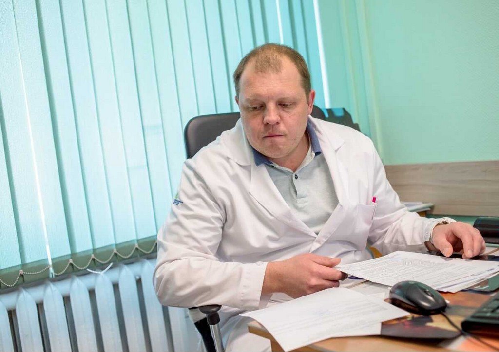 В Новосибирске по делу о смерти пациентки из-за забытой в ране салфетки осудили главного рабиолога региона