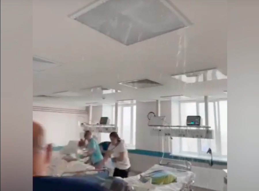 Реанимацию в больнице Оренбурга залило водой с потолка из-за прорыва ливневой канализации 