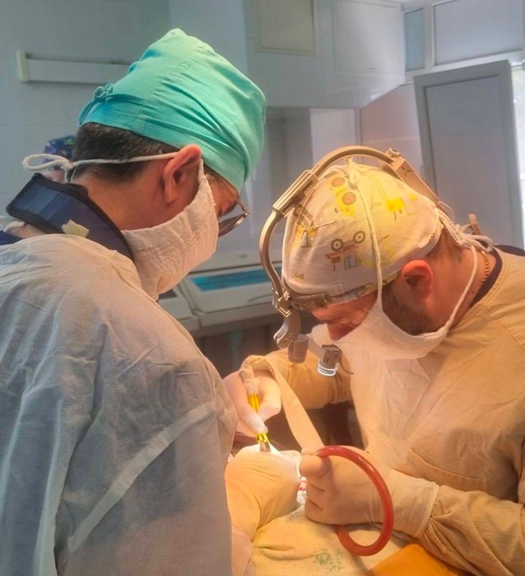 В ГБУЗ СК «Городская клиническая больница» г. Пятигорска обратилась женщина с жалобами на нестерпимую головную боль. На МРТ врачи обнаружили доброкачественную опухоль в правом полушарии размером 5х8х7 см. Она вызывала отек и дислокацию мозга. Нейрохирурги провели операцию с использованием нейромикроскопа: она длилась пять часов. Специалисты удалили новообразование, не задев лежащие вокруг ткани. Уже через сутки пациентка смогла встать на ноги и самостоятельно себя обслуживать.