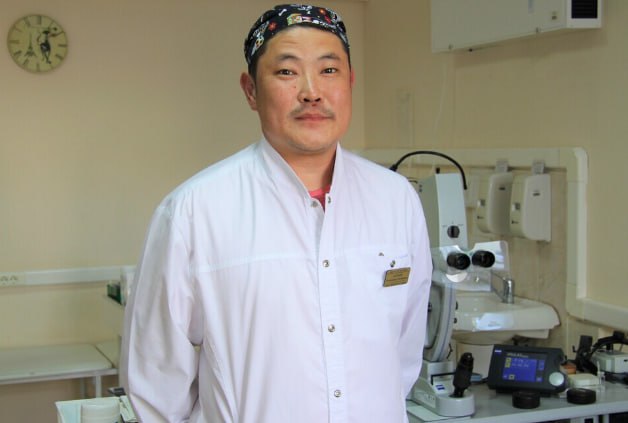В Якутии пациенту диагностировали злокачественную опухоль глаза, которая оказалась шелухой от семечки 