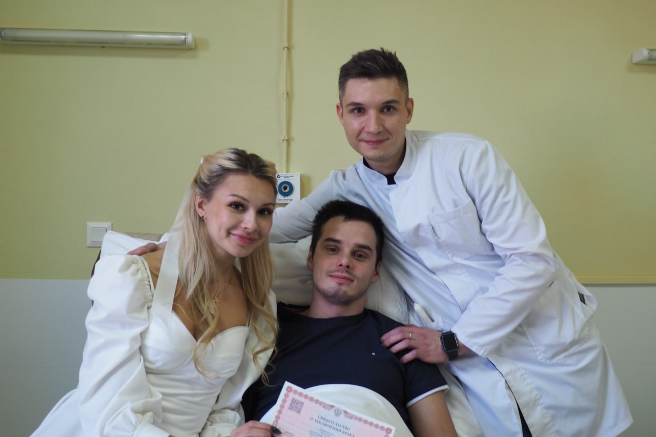 В отделении нейрохирургии Ленинградской областной больницы провели церемонию бракосочетания — свидетелем был лечащий врач