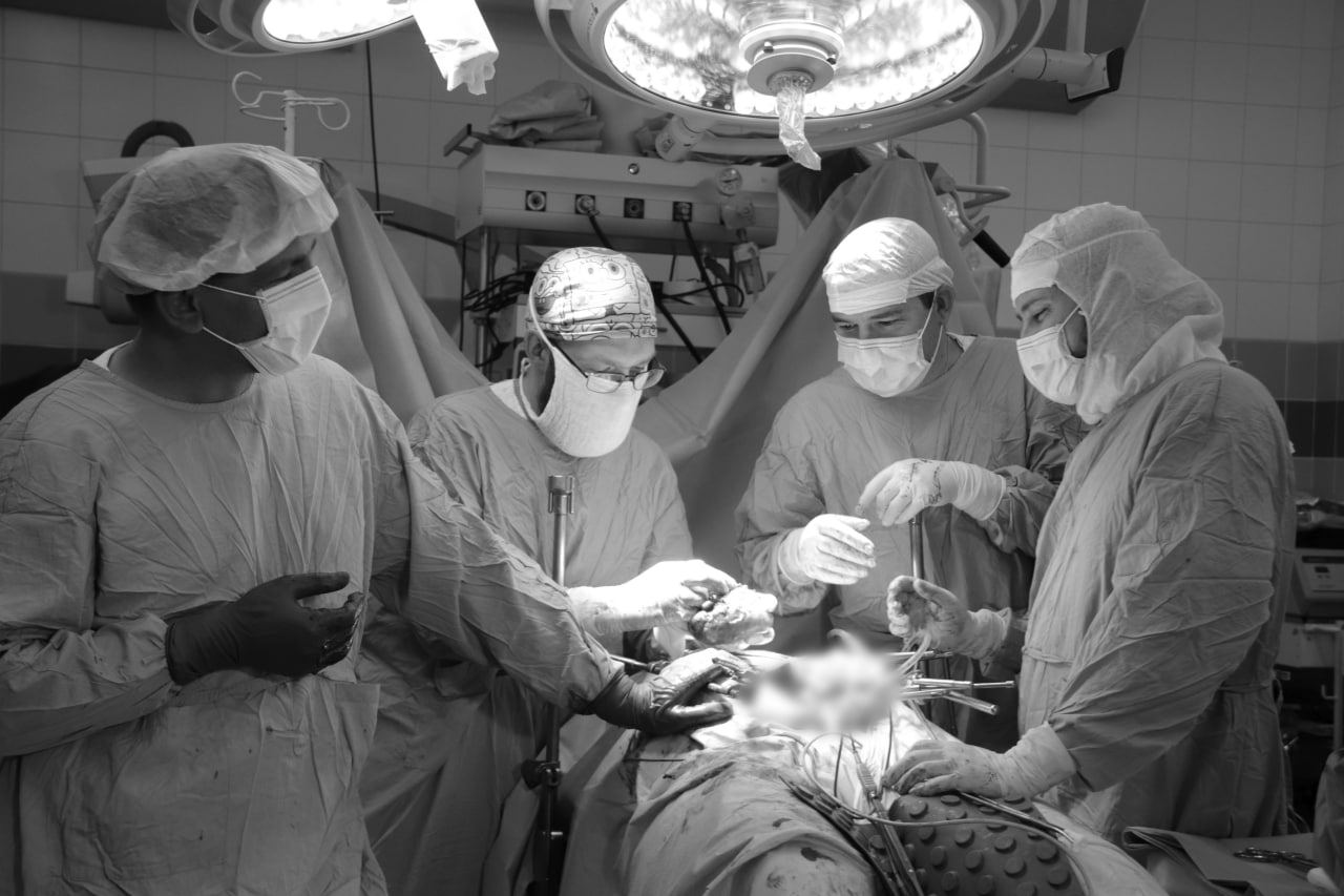 В Кургане мультидисциплинарная бригада из двух центров в восемь рук удаляла пациентке гигантскую опухоль спинного мозга 4