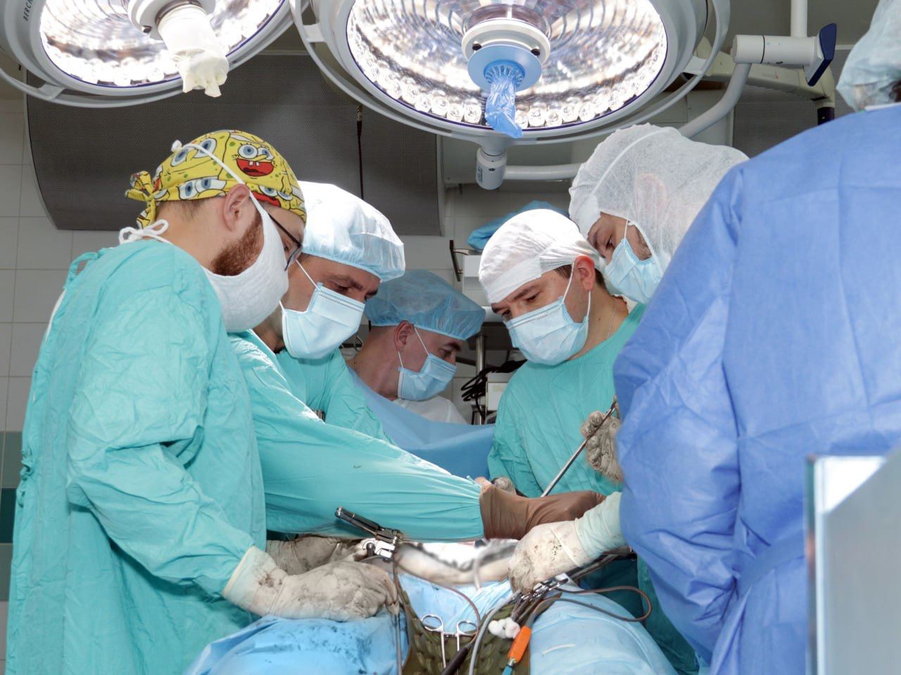 В Кургане мультидисциплинарная бригада из двух центров в восемь рук удаляла пациентке гигантскую опухоль спинного мозга 3