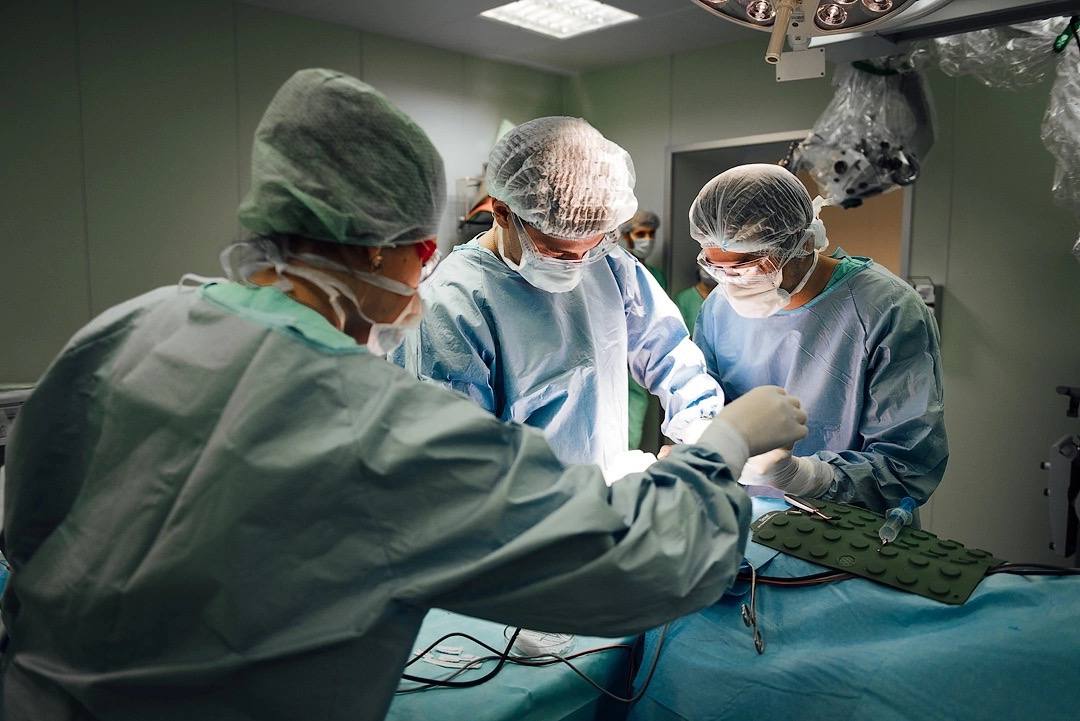 Нейрохирурги Центра Мешалкина прооперировали пациента с рассеянным склерозом по новой методике и избавили его от невыносимой боли в лице 3