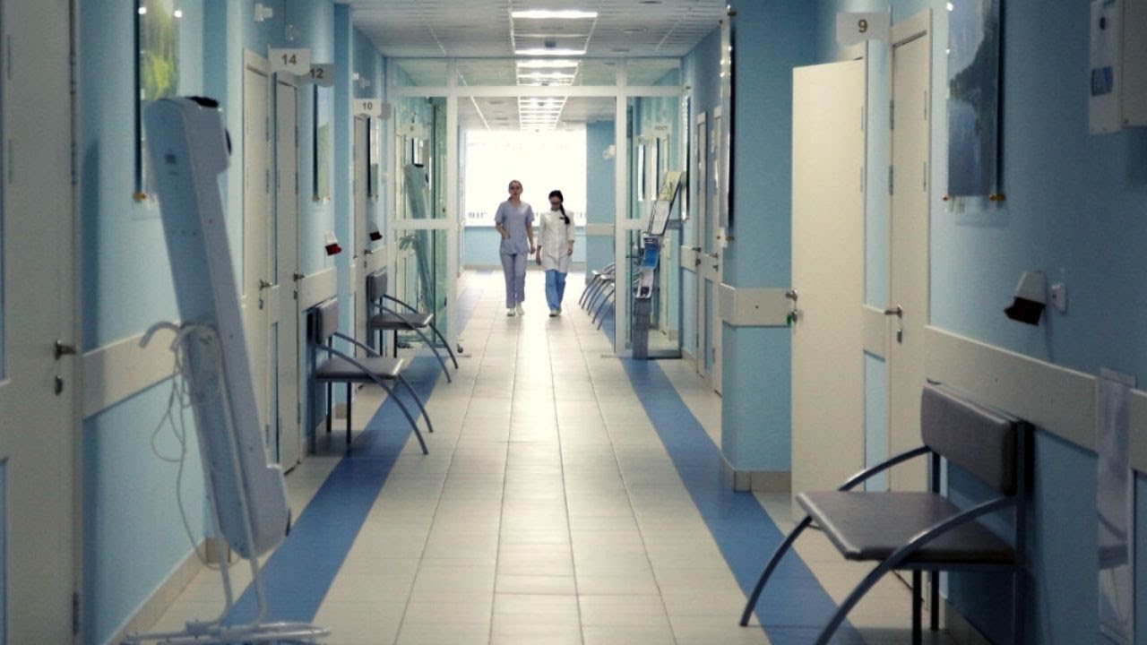 «Достаточно малая выборка» — в Минздраве прокомментировали опрос, показавший, что почти треть российских врачей хотят уйти из медицины из-за переработок 