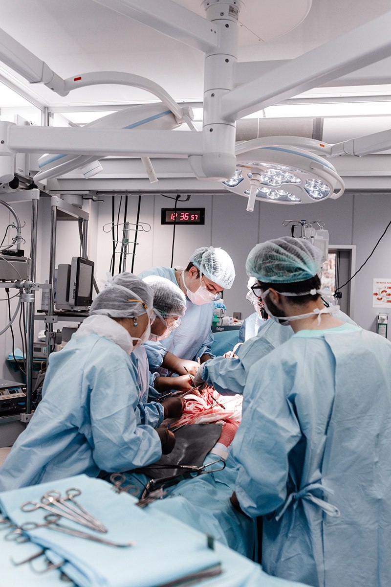 Новосибирские врачи провели протезирование аорты у пациентки с крупной аневризмой и сложными сосудистыми аномалиями