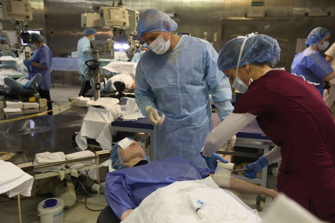Петербургские хирурги провели уникальные операции по собственной разработке и помогли пациенткам с орфанными заболеваниями сохранить зрение