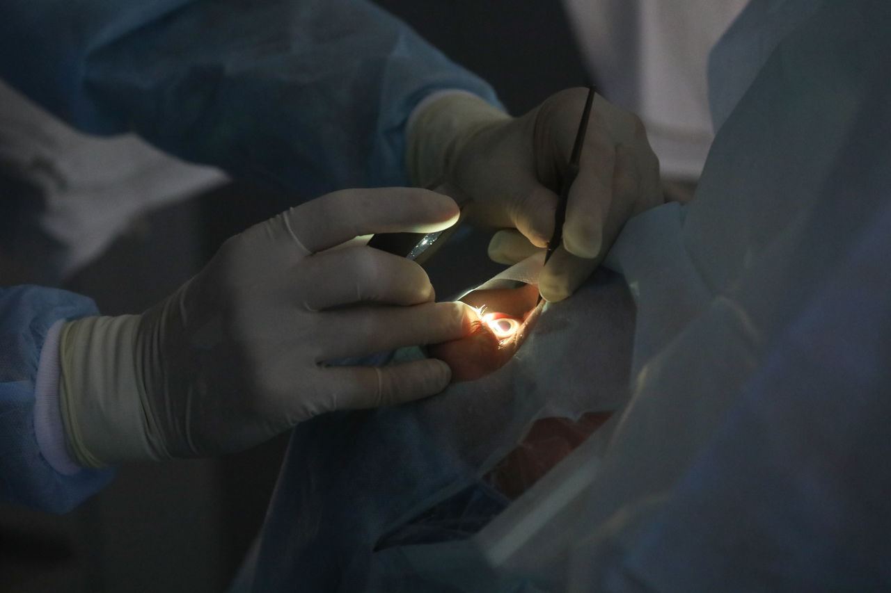 Петербургские хирурги провели уникальные операции по собственной разработке и помогли пациенткам с орфанными заболеваниями сохранить зрение 5