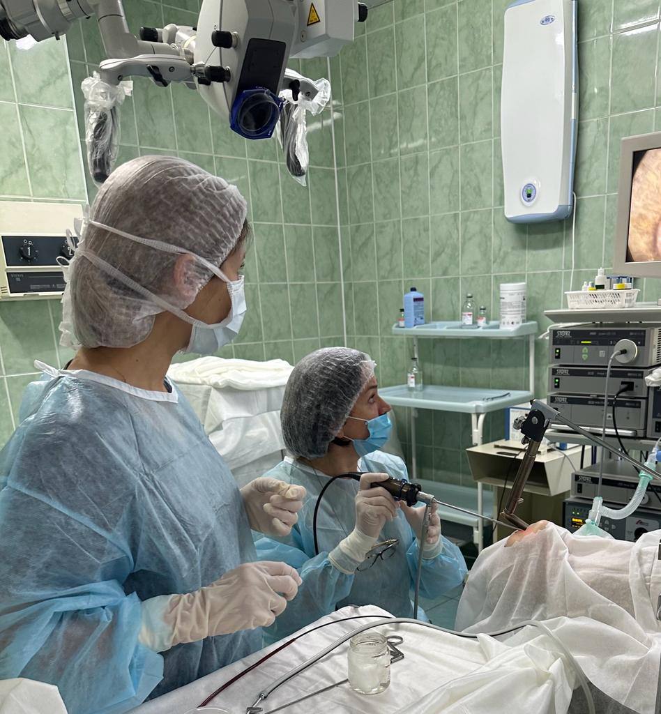 Врачи Педиатрического университета прооперировали подростка с двусторонним параличом гортани после коронавируса