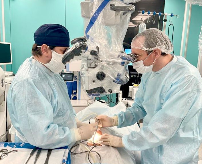 Петербургские нейрохирурги успешно удалили десятисантиметровую опухоль спинного мозга при помощи уникального оснащения