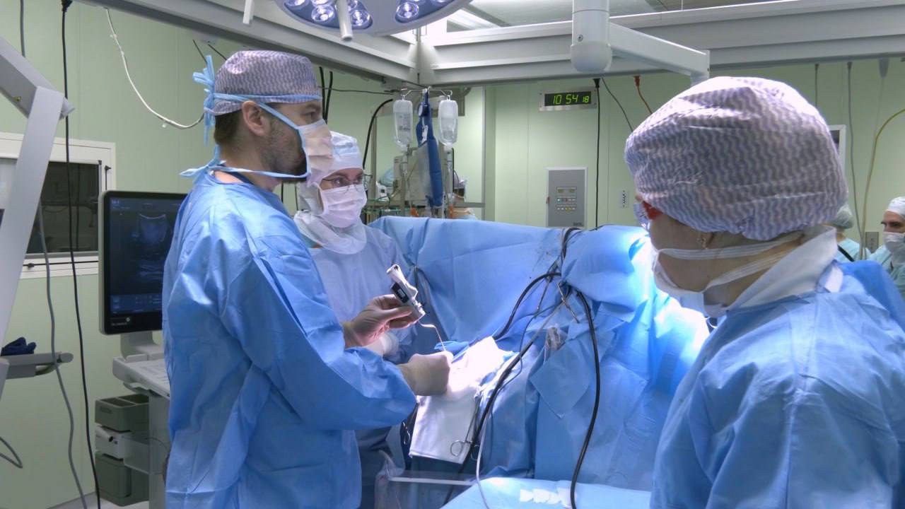 Новосибирские врачи выполнили уникальную операцию, которая помогла сохранить функцию речи после удаления опухоли головного мозга 3
