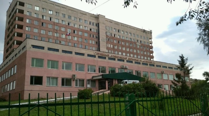 Суд обязал омскую больницу выплатить 1,5 млн родственникам пациента, покончившего жизнь самоубийством в палате