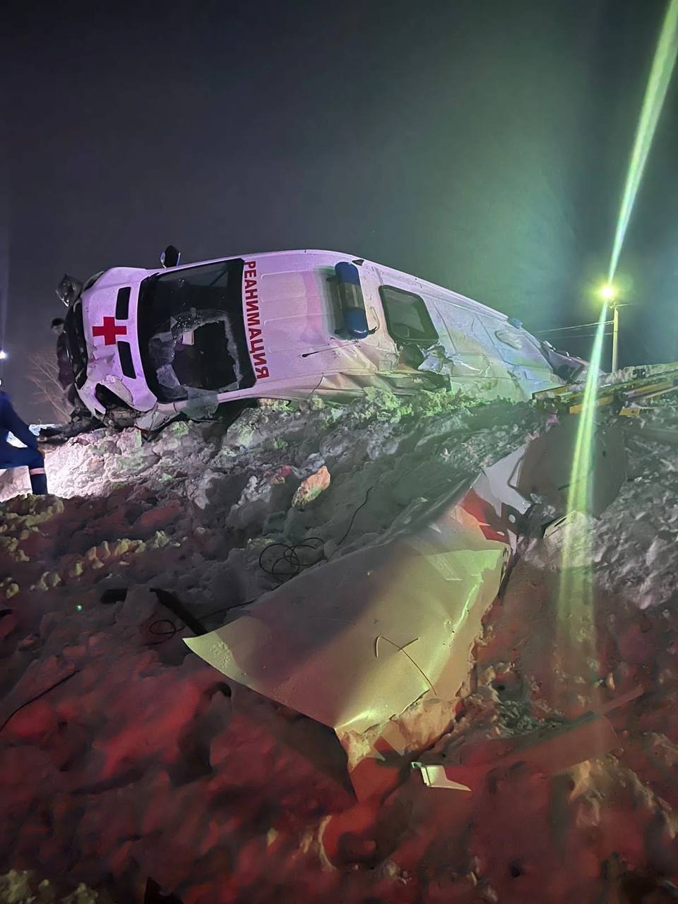При столкновении локомотива с машиной скорой помощи погиб пациент и пострадали медработники
