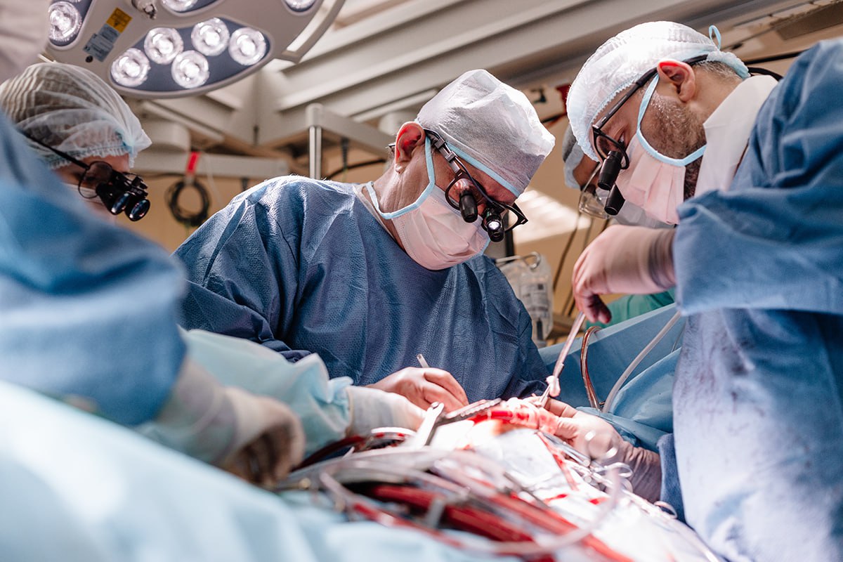 Хирурги центра Мешалкина прооперировали пациентку с редкой патологией 