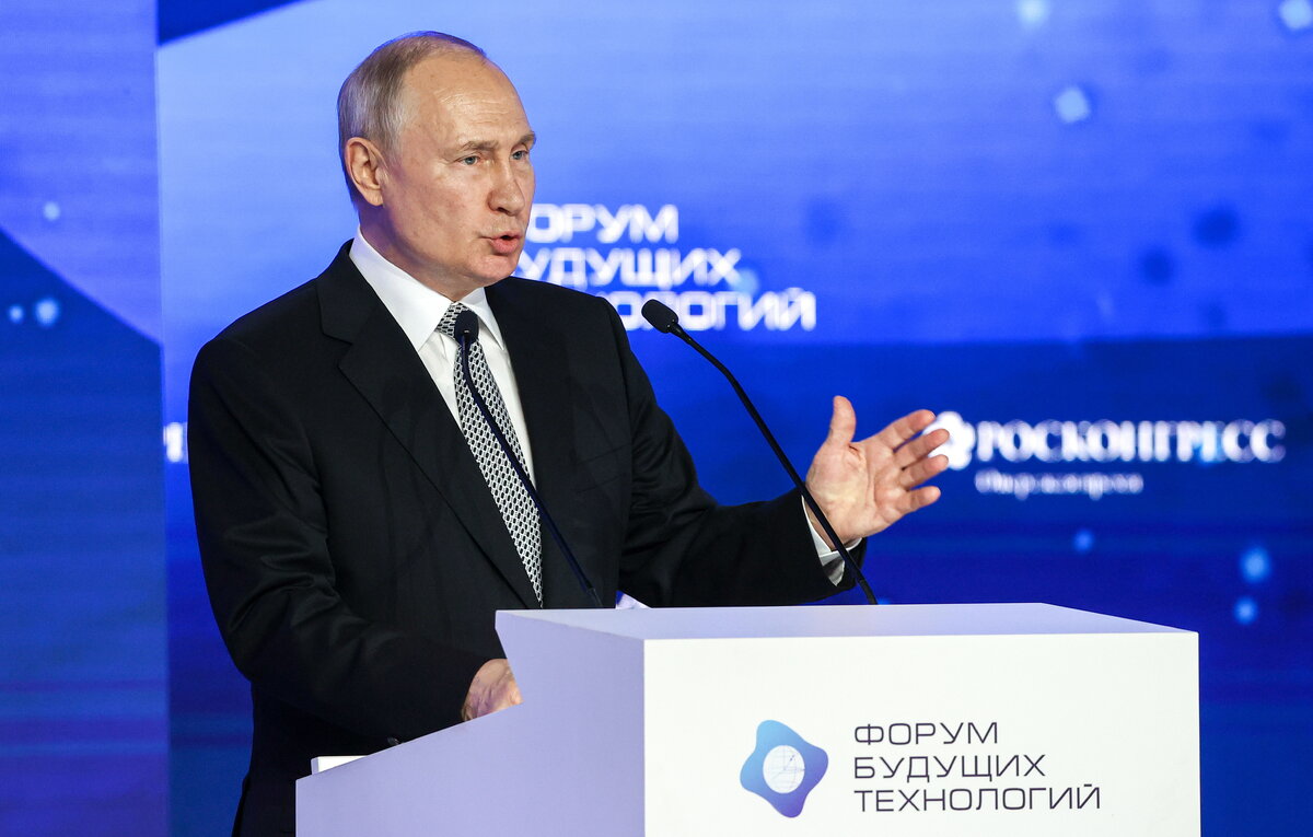 Путин поручил увеличить окладную часть зарплаты медработников до 50%, сохранив все дополнительные выплаты