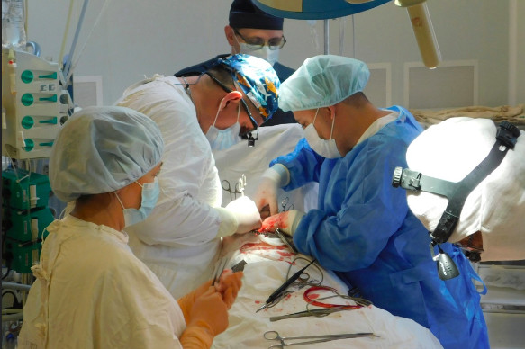 Алтайские врачи провели сложную «двойную» операцию – пациенту удалили опухоль лёгкого и шунтировали сердечную артерию 2