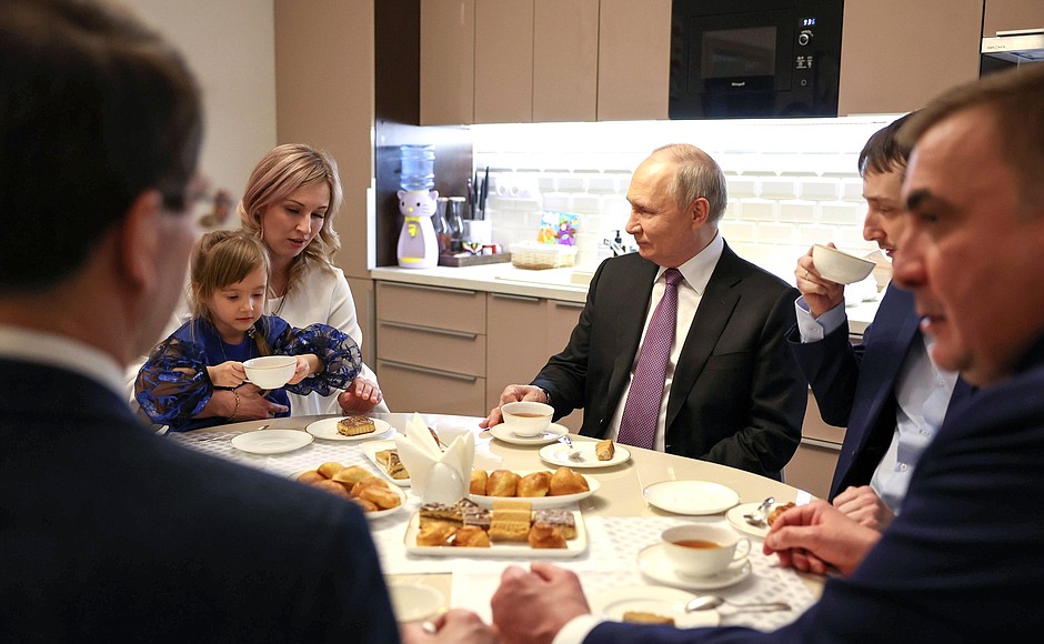 Путин посетил коттеджный посёлок для врачей в Туле и зашёл в гости к онкологу Ярославу Швецову