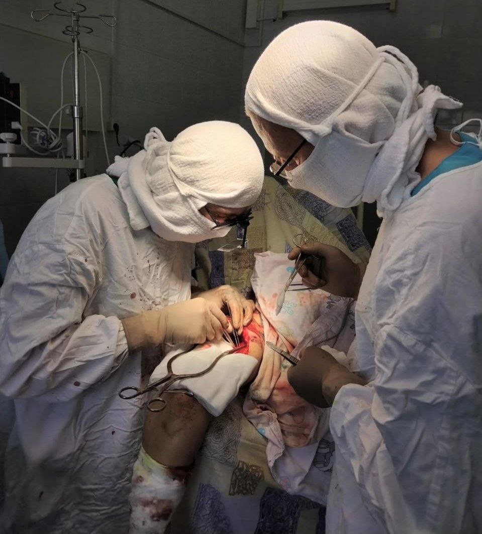 Врачи из Сургута восстановили поврежденную руку бойцу СВО – пересадили 4-сантиметровый фрагмент нерва из голени в плечо