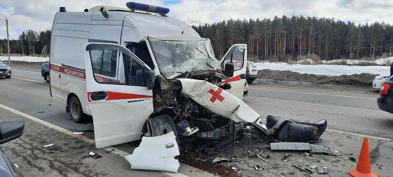 В Ярославской области мужчина, совершивший ДТП, угнал «скорую» и снова попал в аварию — пострадали медработники 2