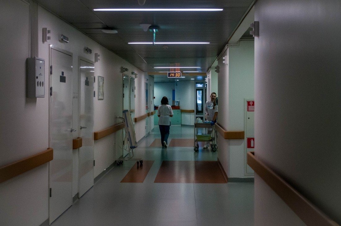 Почему российские больницы тонут в долгах и тянут за собой врачей