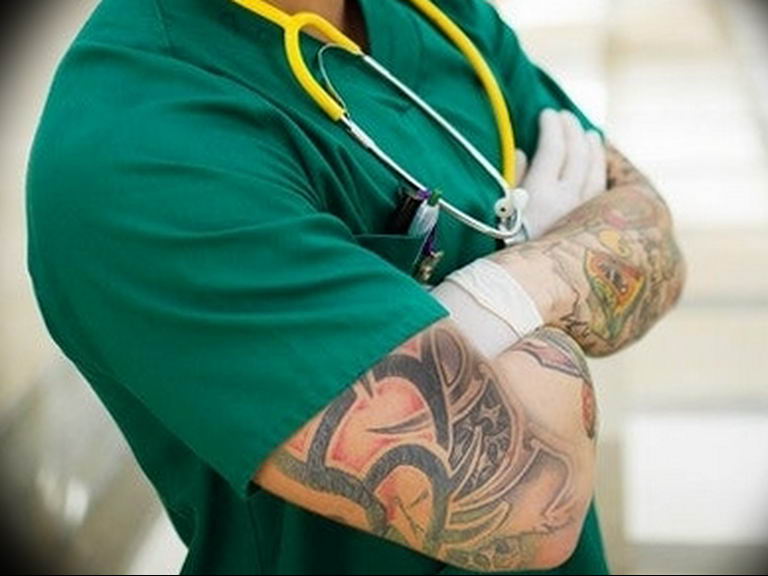 Медицинский юрист рассказала, в каких случаях врача могут уволить за татуировки и маникюр